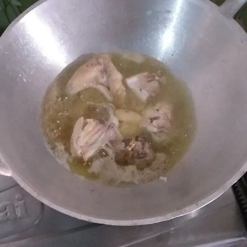Goreng ayam setengah matang angkat tiriska.