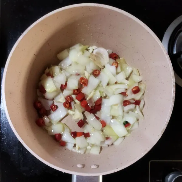 Panaskan minyak, tumis bombay, cabai merah besar, dan cabai rawit hingga harum dan 1/2 layu.