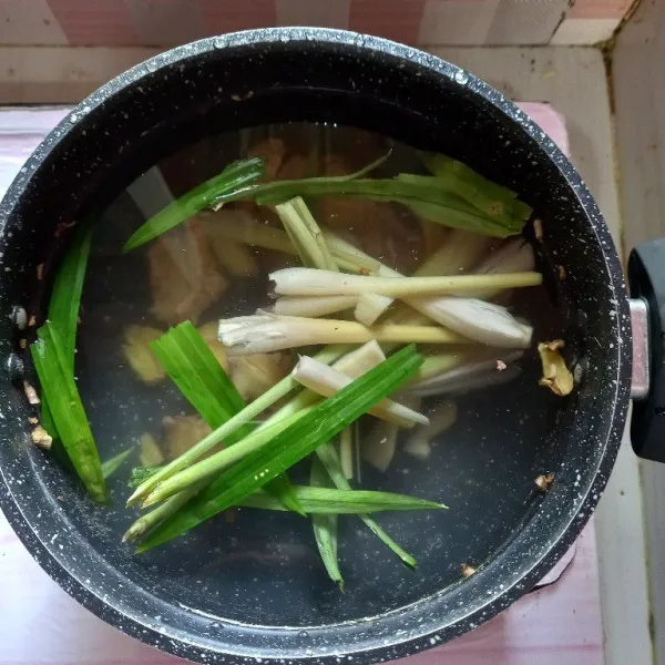 Siapkan air dalam panci, rebus bersama jahe, serai, dan daun pandan.