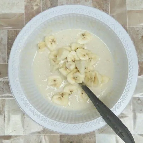 Masukkan pisang ke dalam adonan.