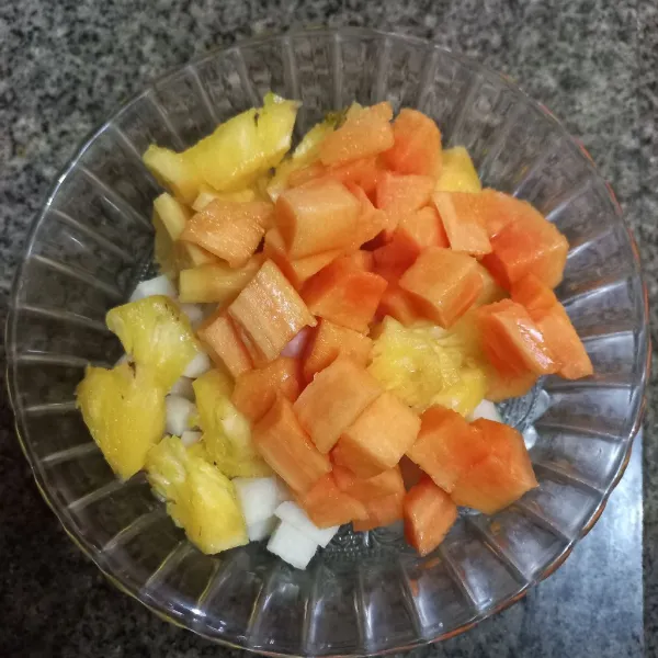 Siapkan mangkuk besar, masukkan potongan buah pepaya, nanas dan bengkuang.