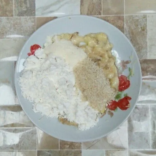 Haluskan pisang kukus. Masukkan tepung terigu, ragi instan, gula pasir, dan garam.