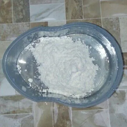 Masukkan tepung dan gula pasir ke dalam wadah.