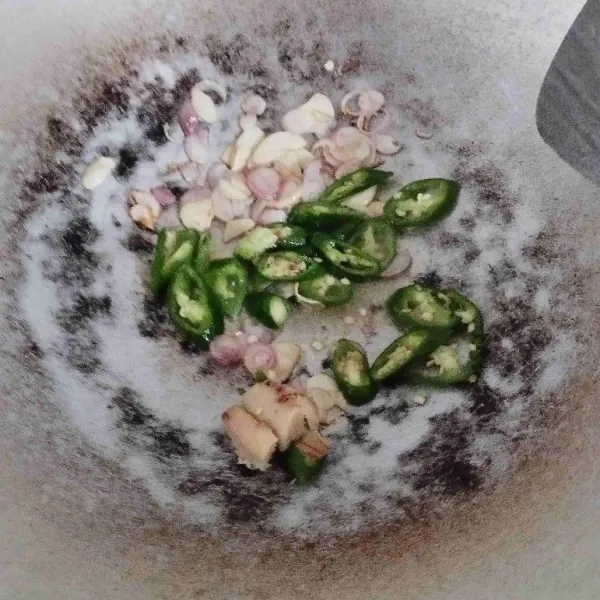 Tumis bumbu yang sudah dirajang, masukkan lengkuas dan daun jeruk.