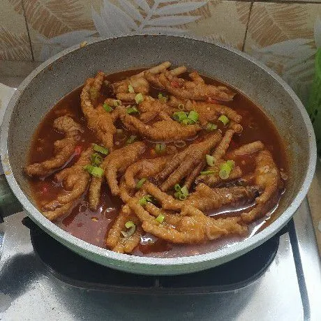 Terakhir masukkan irisan cabe dan daun bawang. Masak sampai air berkurang.