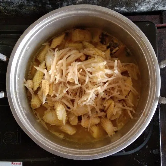 Rebus santan dan bumbu hingga mendidih. Aduk-aduk agar santan tidak pecah. Masukkan rebung, udang, baby corn, dan ale. Aduk-aduk hingga kembali mendidih. Tambahkan garam, kaldu jamur, dan gula pasir. Aduk kembali serta cek rasa.