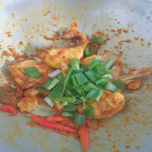 Aduk hingga bumbu meresap, tambahkan penyedap rasa, merica, gula pasir, aduk rata dan tambahkan daun bawang.