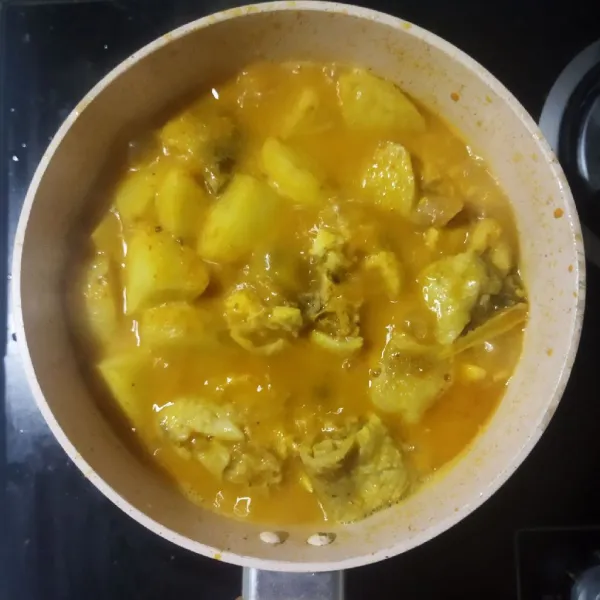 Masukkan santan, aduk rata masak hingga mendidih.
