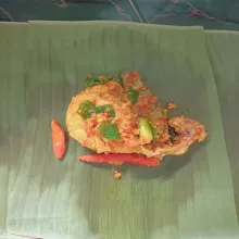 Siapkan daun pisang, masukkan ayam.
