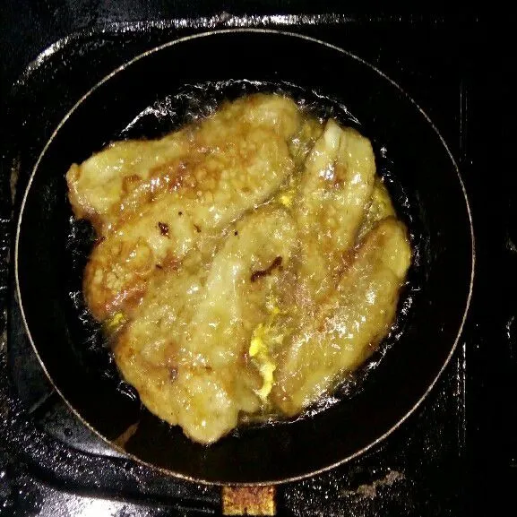 Balik pisang saat warnanya sudah menjadi golden brown.