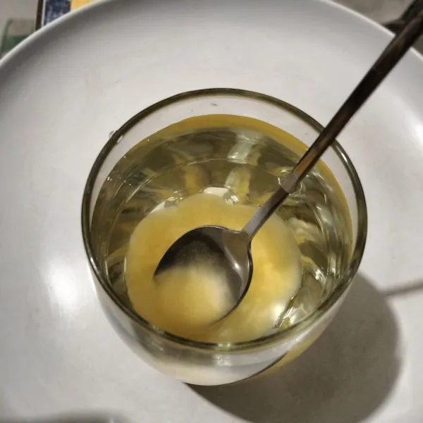 Masukkan 100 ml air dan larutkan madu. Panaskan 100 ml air lainnya sampai mendidih. Lalu tuang ke ke dalam gelas.