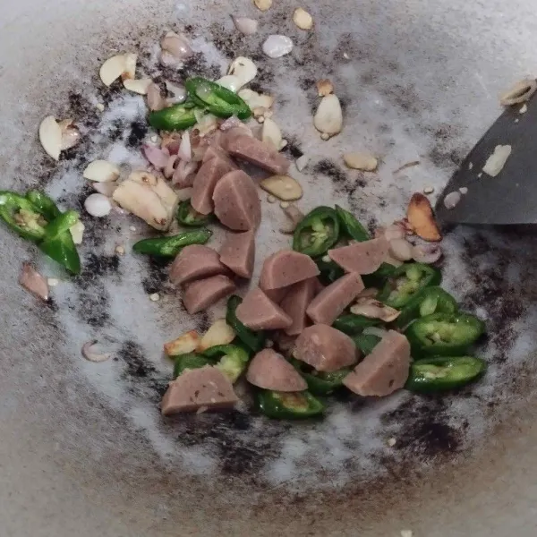 Masukkan bakso yang sudah di iris, beri sedikit air.aduk rata.