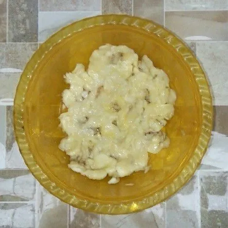 Haluskan pisang.