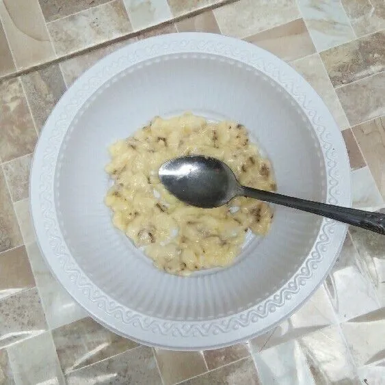 Haluskan pisang.