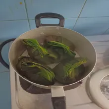 Setelah ayam dibungkus, masukkan ke dalam panci dan kukus selama 30 menit. Angkat dan sajikan.