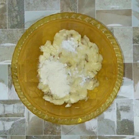 Masukkan susu bubuk, garam, baking soda, dan baking powder.