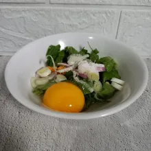 Bumbui dengan garam dan kaldu jamur. Kemudian masukkan telur.