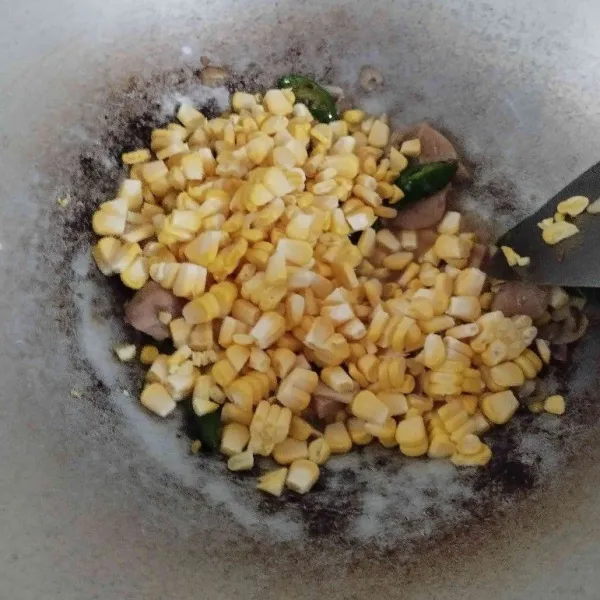 Kemudian masukkan jagung manis. Beri garam, gula, kaldu, saos tiram, dan kecap manis. Aduk rata.