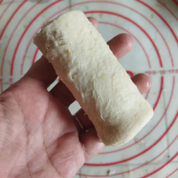 Beri isian ragout pada roti secukupnya, lalu lipat dan gulung hingga menyerupai risol.