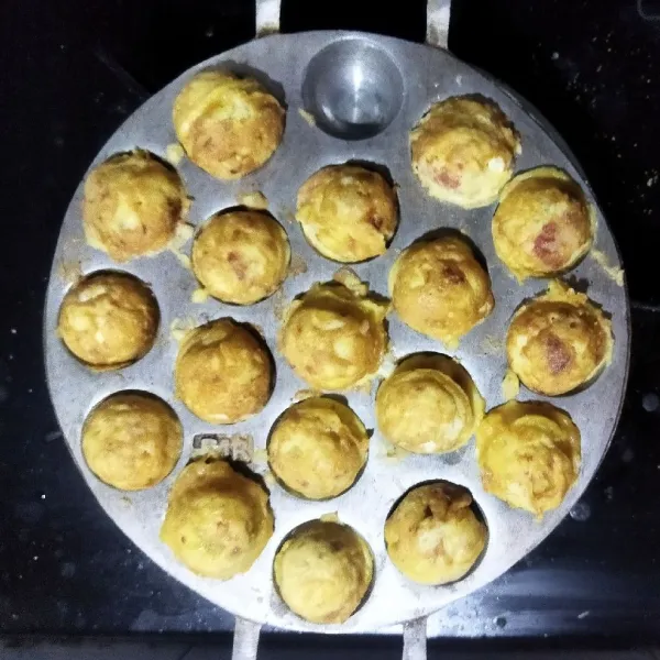 Setelah matang angkat dan sisihkan. Sajikan bola-bola daging dengan saus sambal.