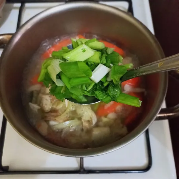 Masukkan irisan bawang daun dan seledri, masak hingga matang.