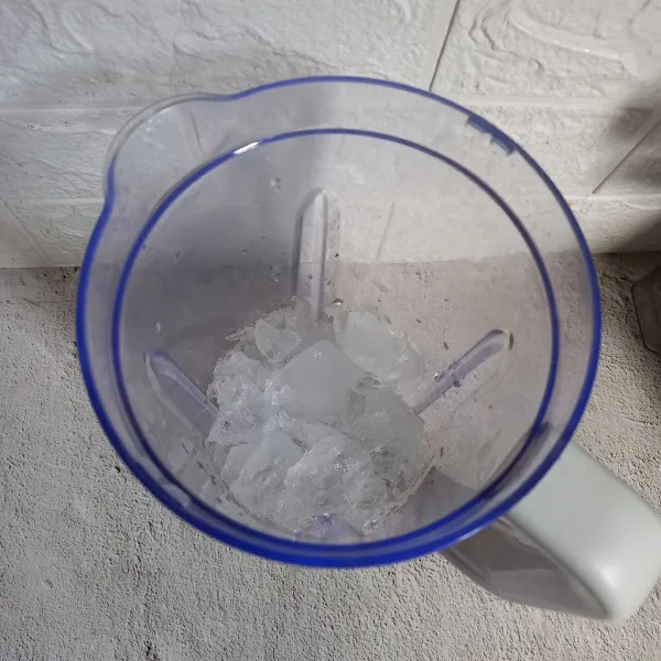 Masukkan es batu ke dalam blender.