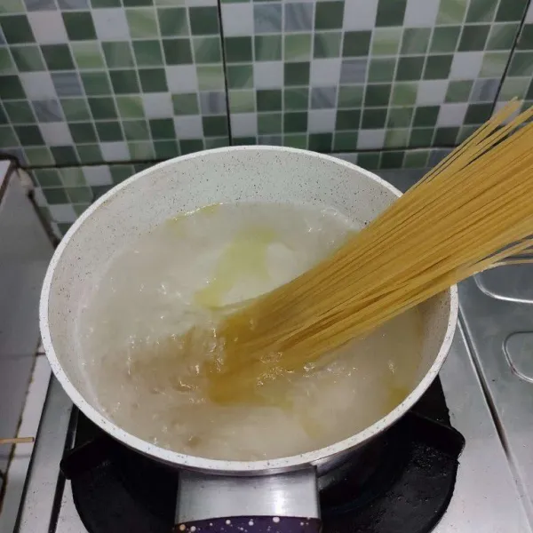 Rebus spaghetti hingga aldente, lalu tiriskan.