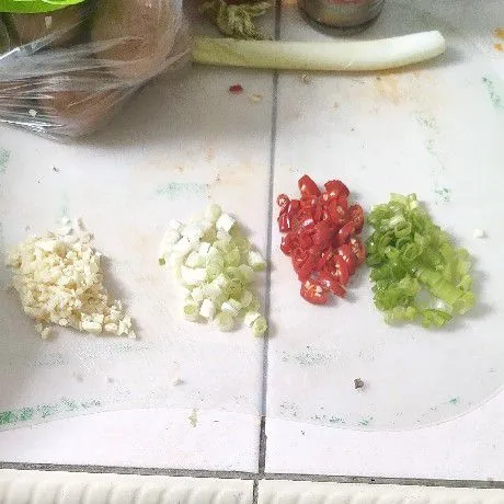 Cincang bawang putih, daun bawang, dan cabe besar.
