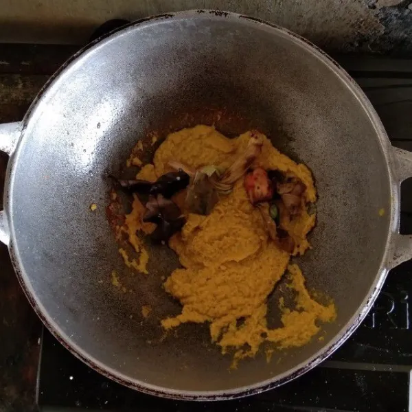 Tumis bumbu halus yang telah disiapkan dengan minyak. Tambahkan daun salam dan lengkuas. Aduk hingga bumbu matang dan tercium aromanya.