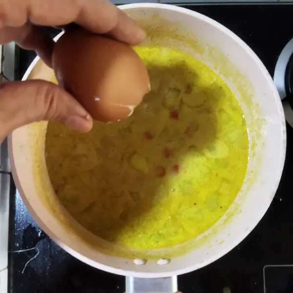 Kemudian, masukkan telur satu persatu. Masak hingga telur matang.