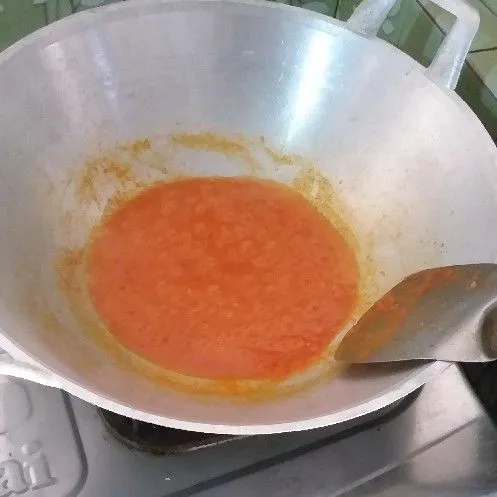 Haluskan bumbu kemudian tumis hingga harum tambahkan air dan lengkuas.