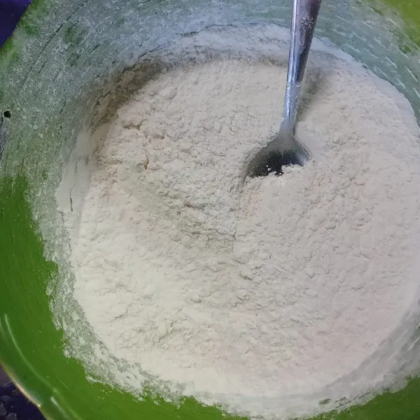 Campur tepung terigu, tepung maizena, dan baking powder.