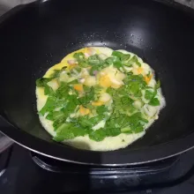 Panaskan minyak goreng. Tuang telur sawi.