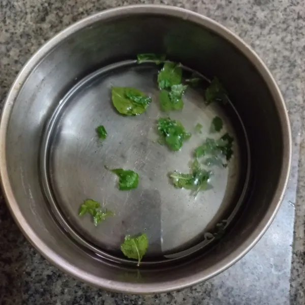 Remas daun mint, masukkan ke dalam larutan air gula.