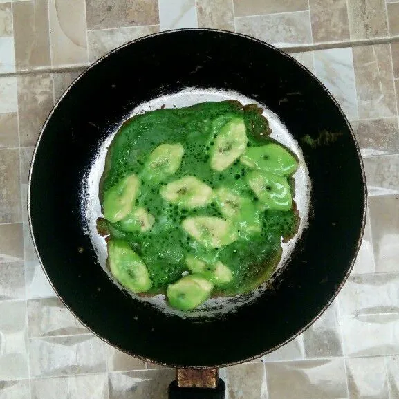 Goreng di dalam teflon dengan sedikit minyak. Tunggu hingga permukaan atas adonan sudah kering. Angkat. Siap dinikmati!
