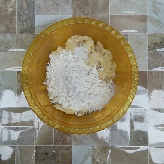 Masukkan tepung terigu.
