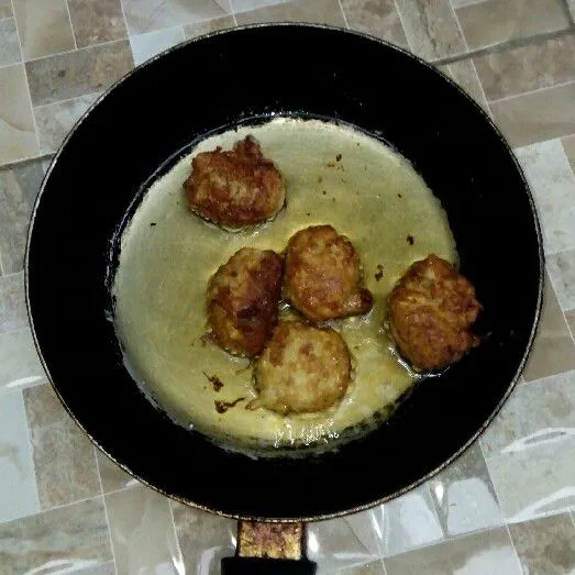 Goreng ke dalam minyak hingga warnanya kecoklatan.