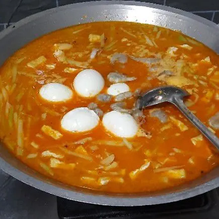Masukkan telur dan udang, aduk rata.