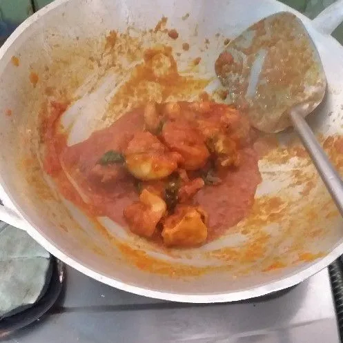 Tambahkan garam, gula, kaldu bubuk, dan lada bubuk. Setelah itu, aduk hingga rata dan koreksi rasanya.