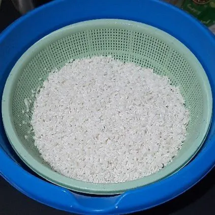 Siapkan beras cuci bersih lalu tiriskan.