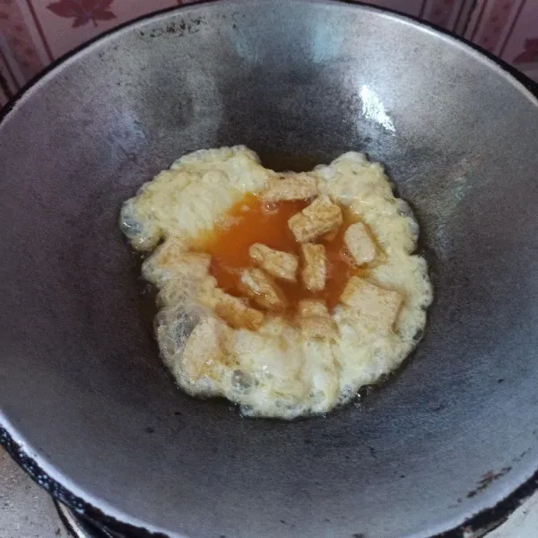 Panaskan minyak goreng secukupnya, kemudian masukkan telur goreng hingga matang. Setelah matang, lalu angkat dan tiriskan.