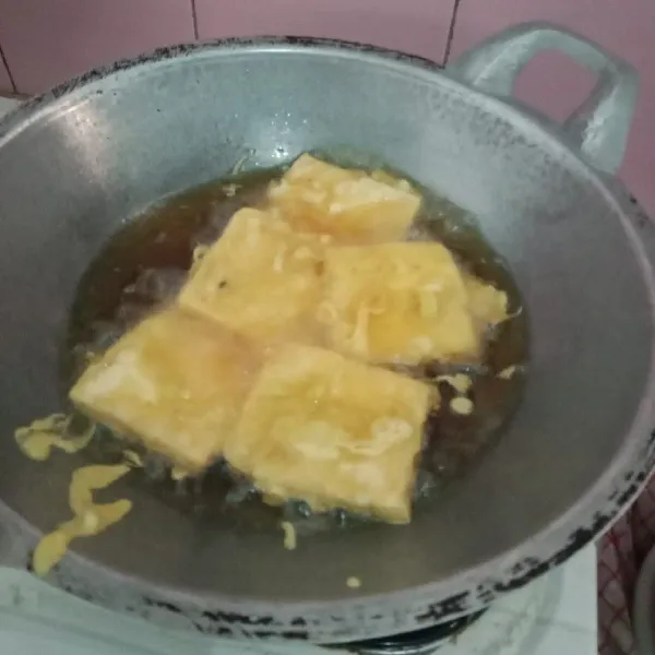 Masukkan tempe dalam adonan tepung, goreng di minyak panas sampai matang setelah itu tiriskan.