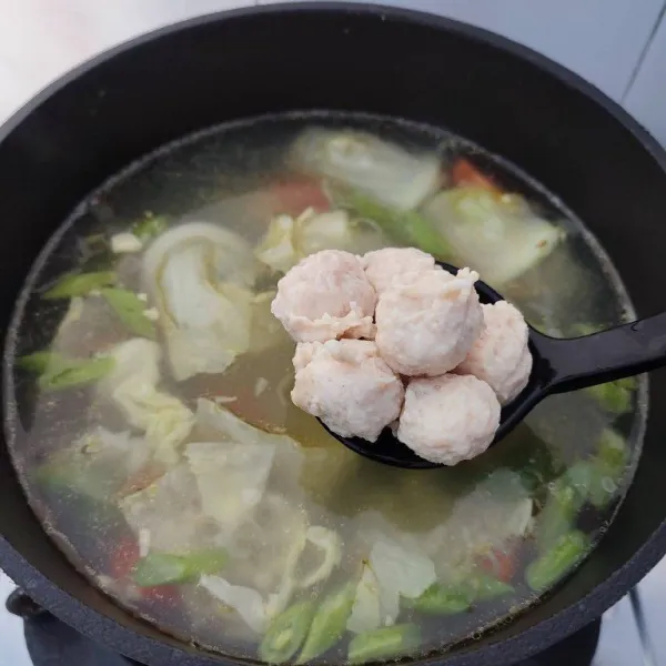 Masukkan kubis, bola-bola ayam dan sisa air, rebus sampai mendidih.