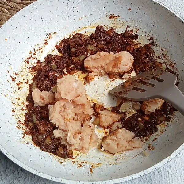 Masukkan ayam giling dan aduk rata.