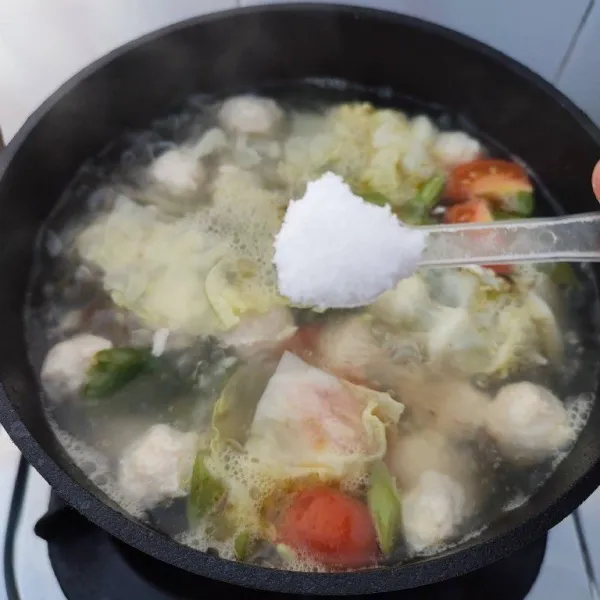Bumbui dengan garam, gula, merica bubuk dan kaldu jamur. Koreksi rasa, masak sampai bumbu meresap.