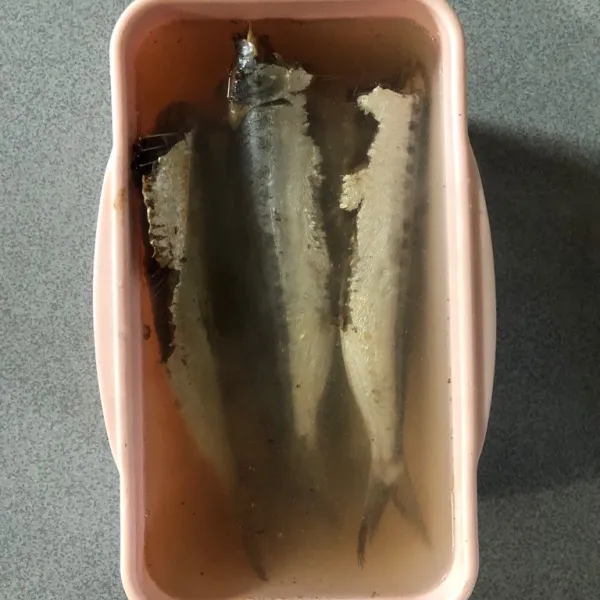 Kemudian bersihkan bagian dalam perut ikan asin peda dan rendam dengan air panas untuk mengurangi rasa asin.