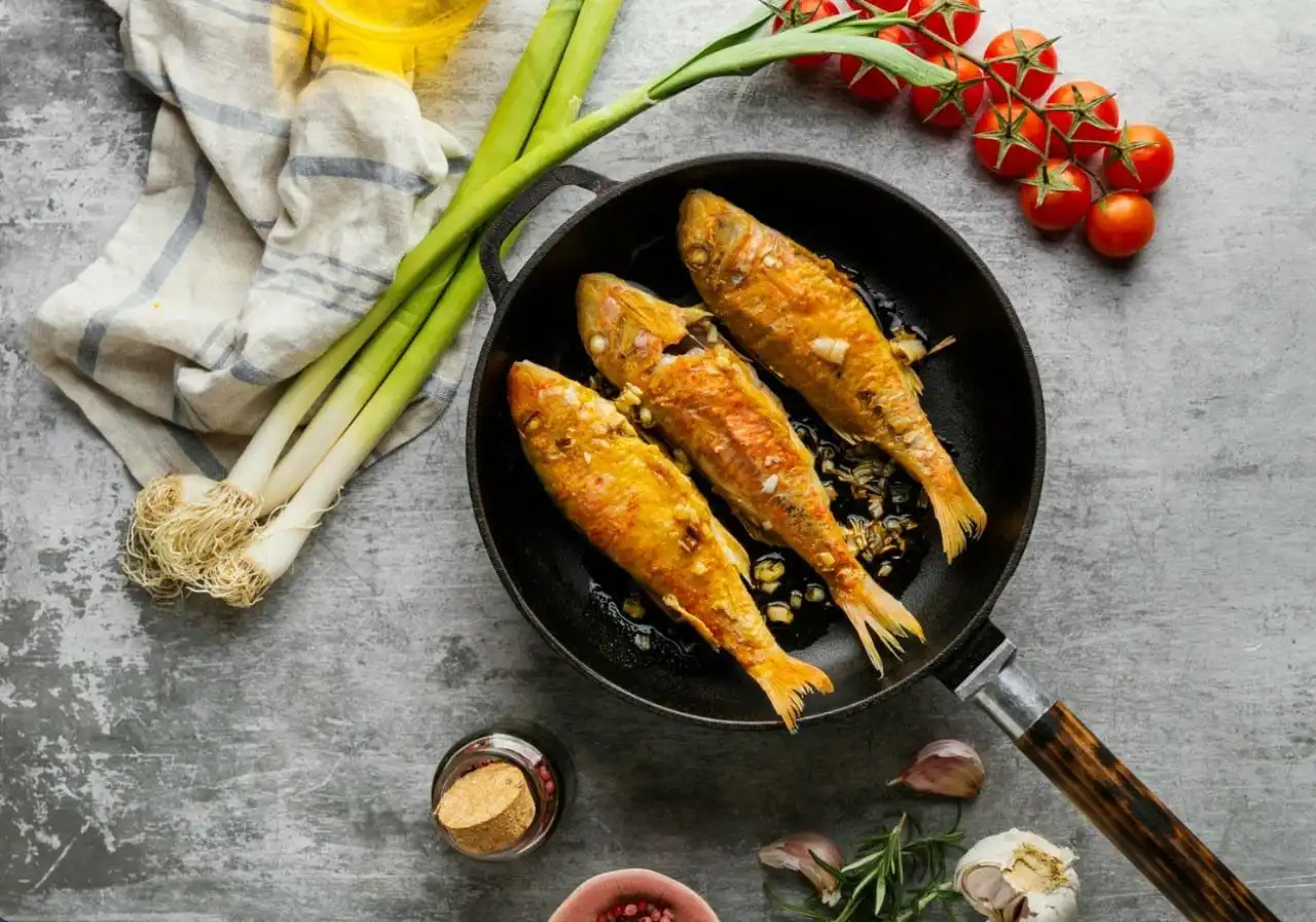 10 Tips Menggoreng Ikan agar Tidak Lengket di Wajan
