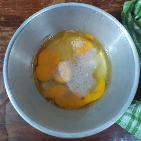 Kocok telur, lada, kaldu bubuk dan garam.