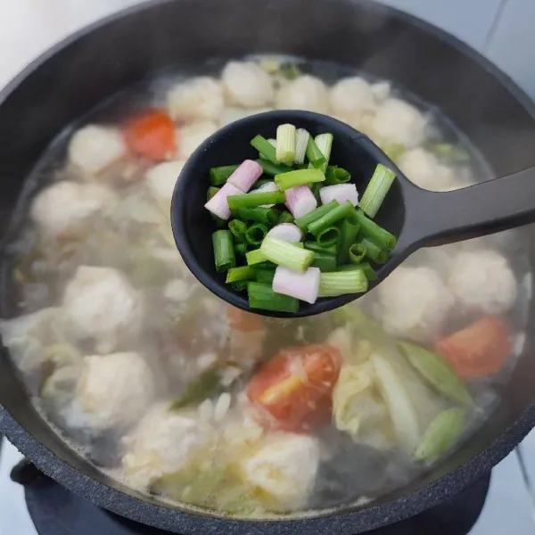 Tambahkan potongan tomat dan irisan daun bawang, sesaat sebelum kompor dimatikan. Sajikan selagi hangat.