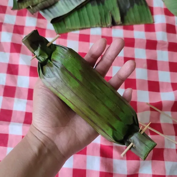 Gulung dan rapikan daun, lalu sematkan dengan lidi / tusuk gigi.